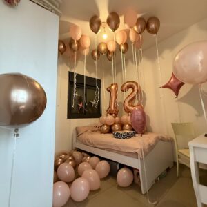 סידור חדר יום הולדת לגיל 12 עם בלוני הליום ובלוני ספרות