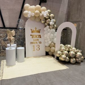 עמדת צילום בר מצווה עם גשר קיר קאפה עם גרפיקה בבחירה אישית קשת בלונים במות לעיצוב