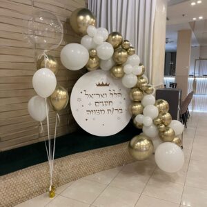 עיצוב עמדת צילום לבר מצווה עם קיר קאפה בעיצוב אישי וקשת בלונים