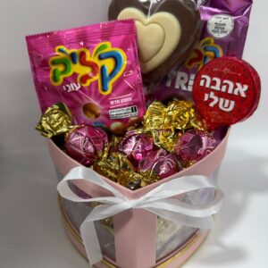 מארז ליום אהבה,קופסא לב ורודה עם שוקולדים ליום אהבה